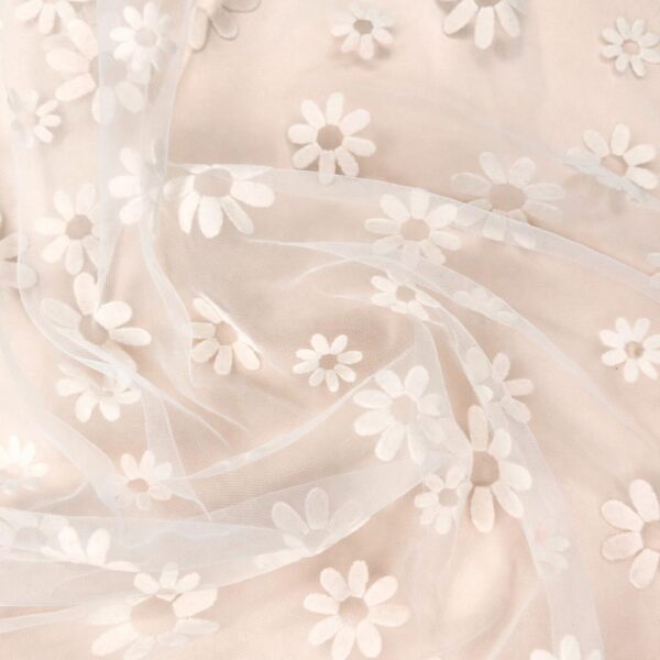 Tulle transparent alb cu flori aplicate