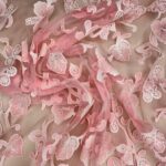 dantela pe tulle brodata roz pudrat