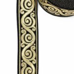 galon decorativ negru-auriu cu model ornamental clasic