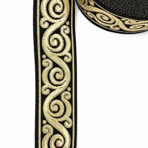 galon decorativ negru-auriu cu model ornamental clasic