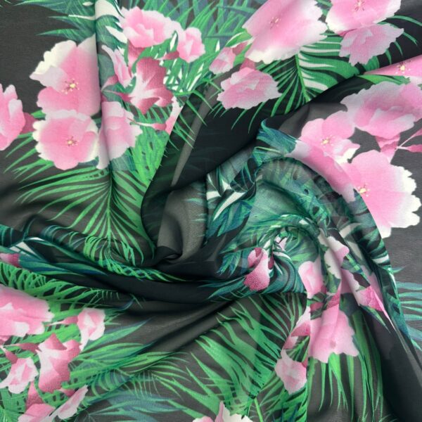 voal negru cu imprimeu tropical și flori roz